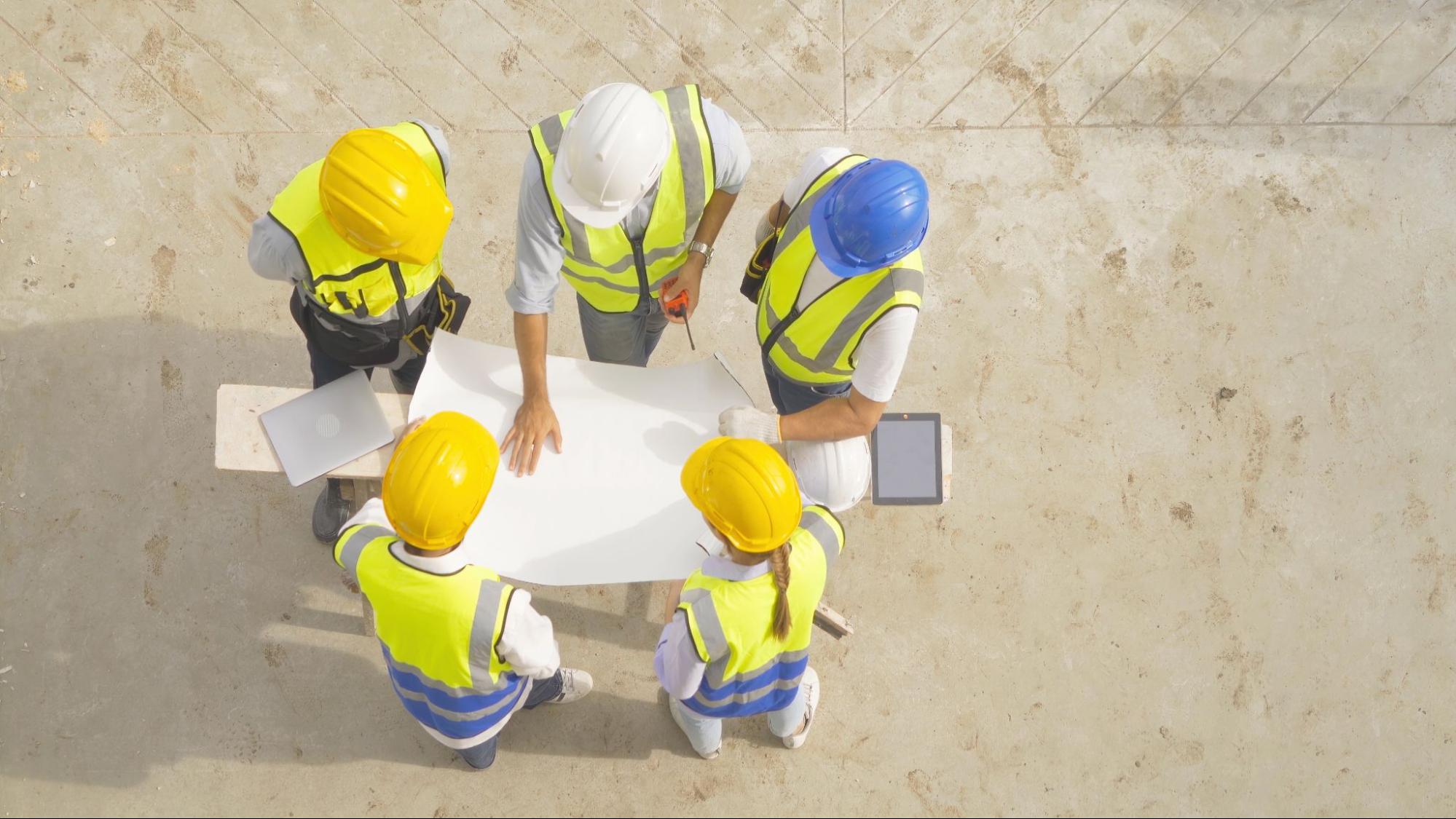 Profissionais de obras reunidos.